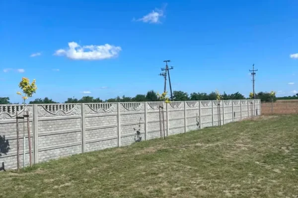 Nowe ogrodzenie przy sali wiejskiej w Dłużynie – efekt Funduszu Sołeckiego