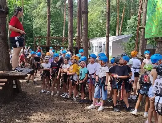 Wakacje z OKSiAL w Parku Linowym Pyrland – emocje i wyzwania