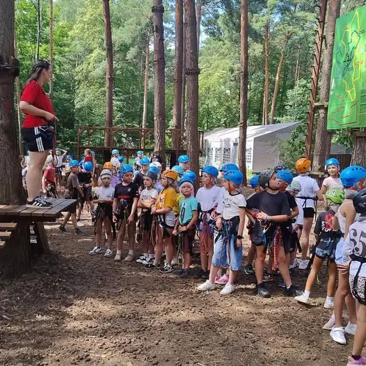 Wakacje z OKSiAL w Parku Linowym Pyrland – emocje i wyzwania