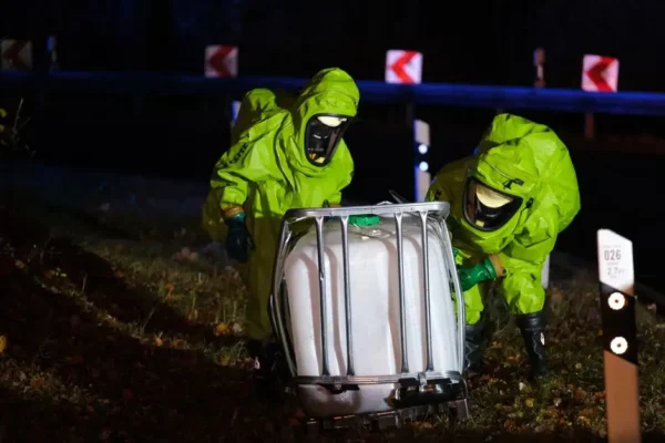 Interwencja strażaków w Konarach: plama substancji ropopochodnej