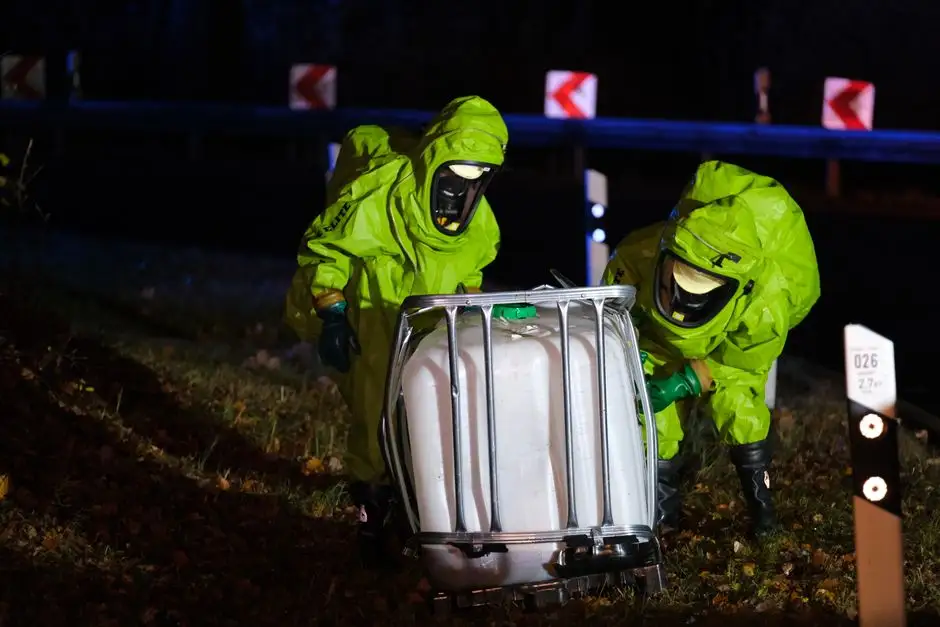 Interwencja strażaków w Konarach: plama substancji ropopochodnej