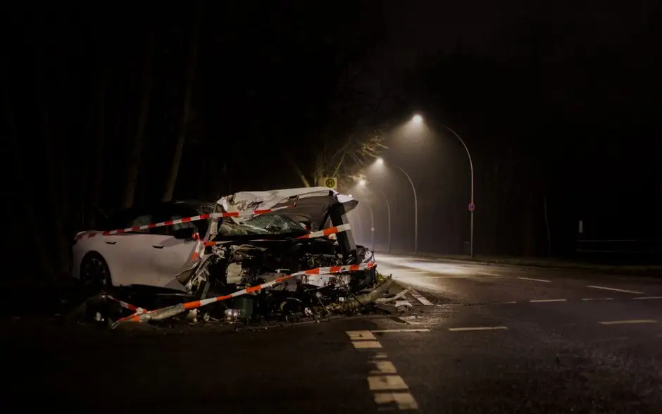 Pijany kierowca bez uprawnień w skradzionym aucie wylądował w rowie pod Rawiczem