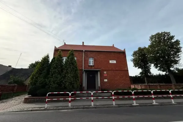 Zakończono remont dachu zabytkowej szkoły w Bukówcu Górnym