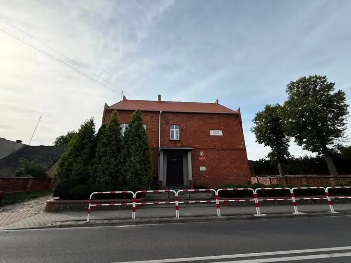 Zakończono remont dachu zabytkowej szkoły w Bukówcu Górnym