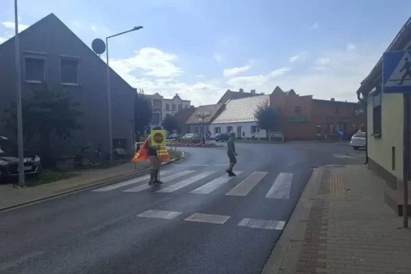 Bezpieczna droga do szkoły w Miejskiej Górce – dyżury opiekunów przy przejściach