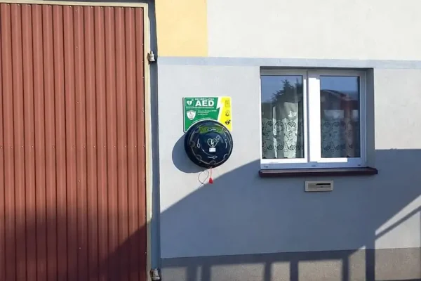 Defibrylator AED zamontowany w Golince – nowy punkt pierwszej pomocy
