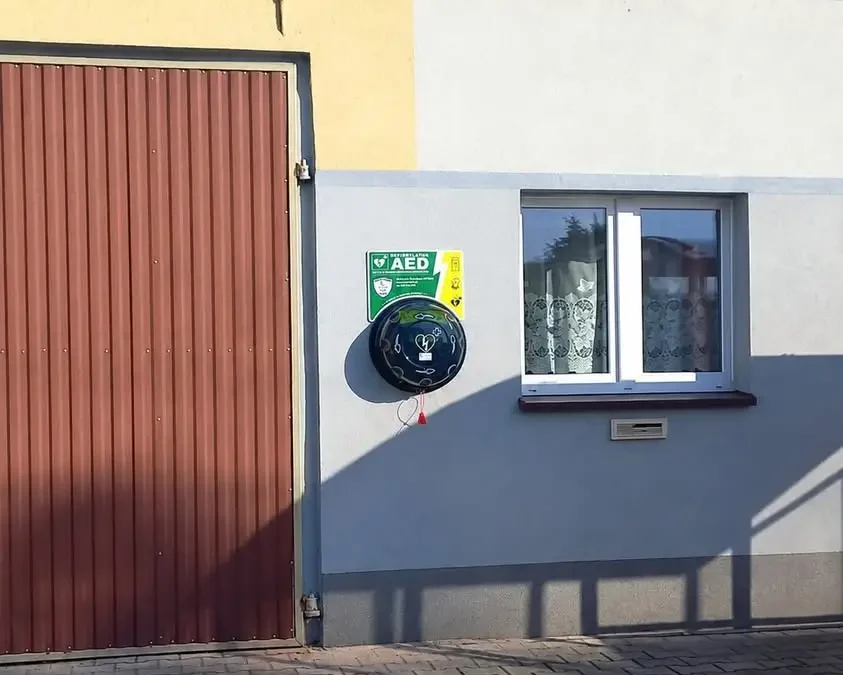Defibrylator AED zamontowany w Golince – nowy punkt pierwszej pomocy
