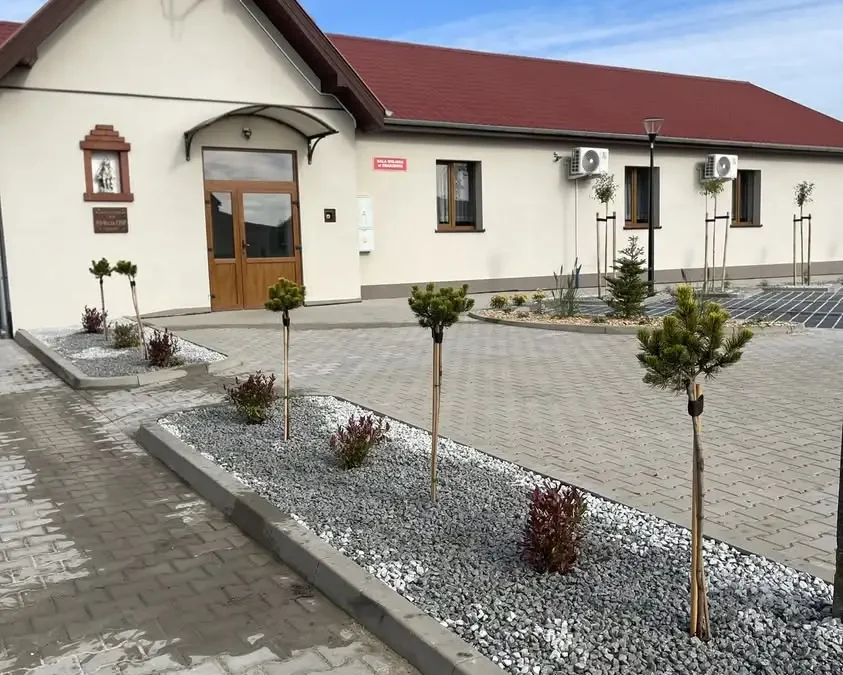 Nowe nasadzenia wokół sali wiejskiej w Zbarzewie