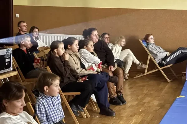 Noc Bibliotek w Miejskiej Górce: film „O psie, który jeździł koleją” przyciągnął rodziny