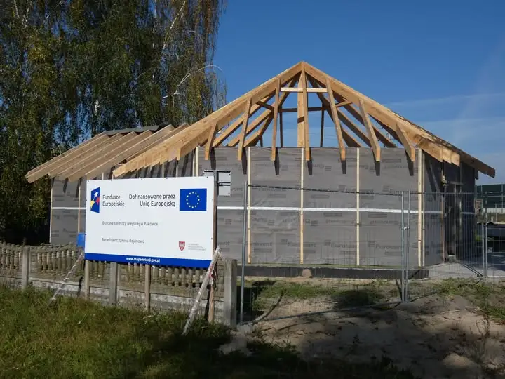 Nowa świetlica w Pakówce – drewniana, całoroczna i z unijnym wsparciem