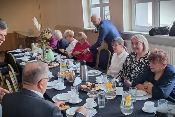 Dzień Seniora w Krzycku Wielkim – muzyka, słodkości i blisko 100 gości