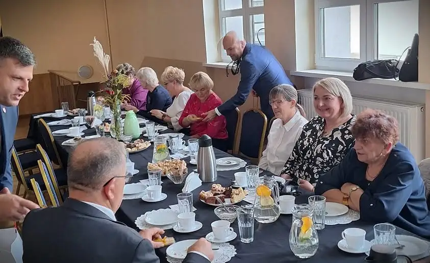 Dzień Seniora w Krzycku Wielkim – muzyka, słodkości i blisko 100 gości